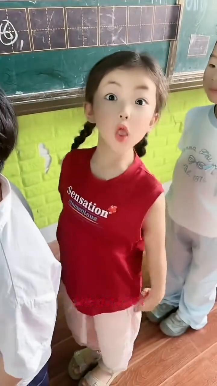 解放区大生产，军队和人民齐动员，妇女们都争先，手摇着纺车，吱扭扭扭扭扭，嗡嗡嗡吱