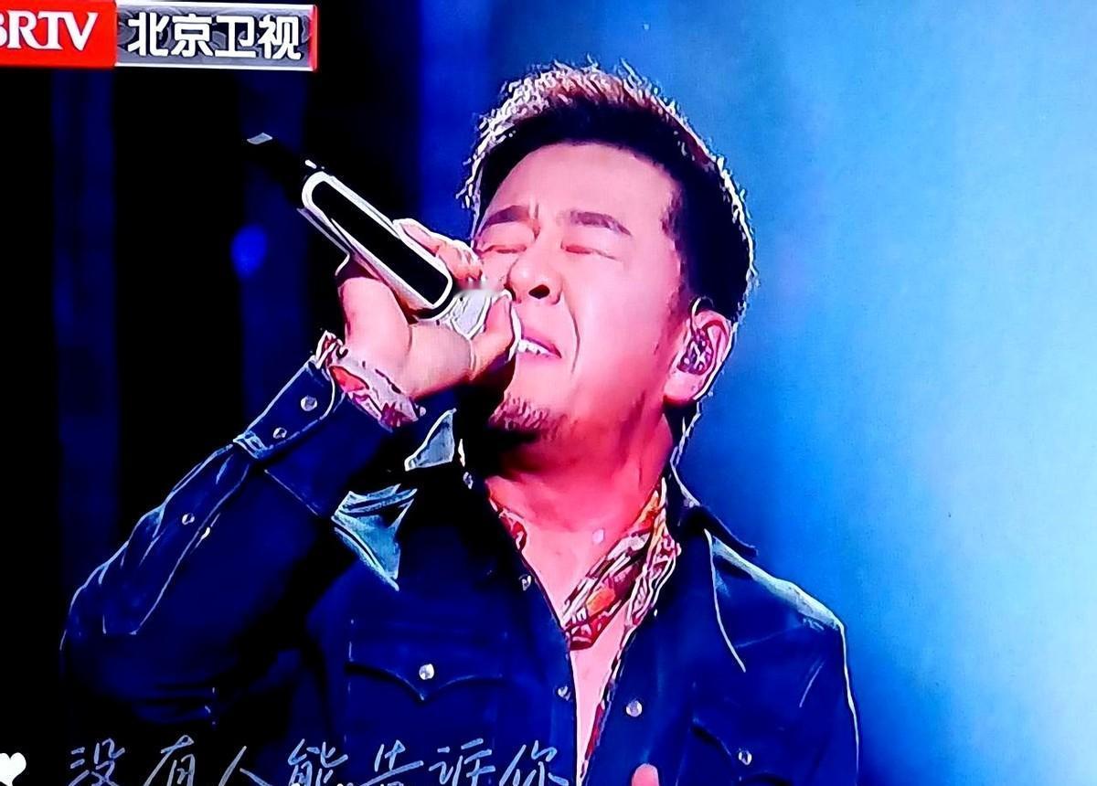 跨年晚会后台。
流量偶像的耳返里传来修音师急出汗的指令，杨坤扯下监听甩在椅子上。