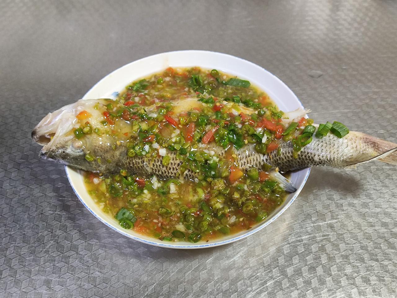 青椒鲈鱼

食材：鲈鱼、葱、姜、青椒、小番茄、蒜末、淀粉水。

一、将鲈鱼清理干