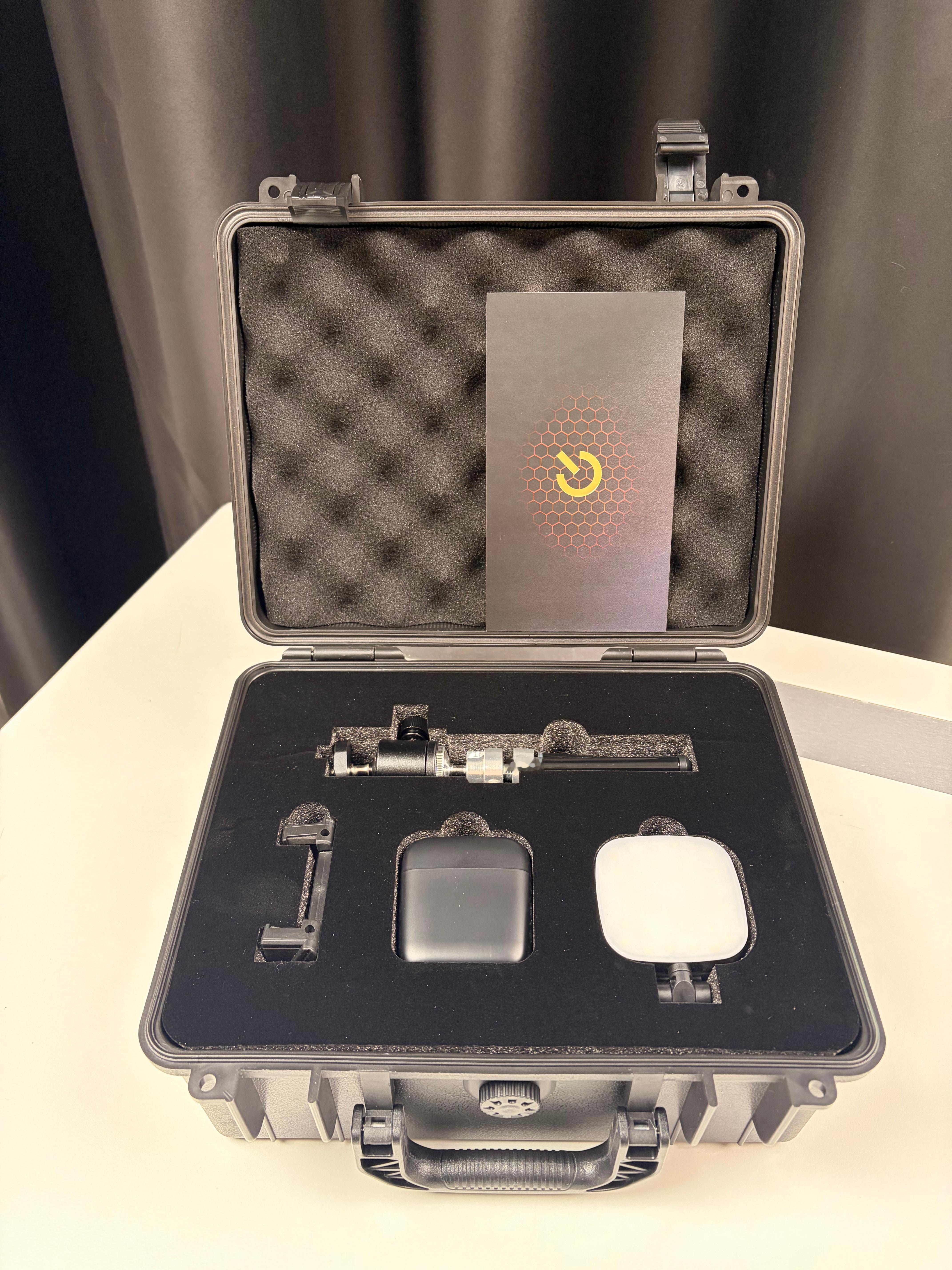 wow，收到了iQOO15 Ultra的邀请函，里面有三角支驾、麦克风还有磁吸闪