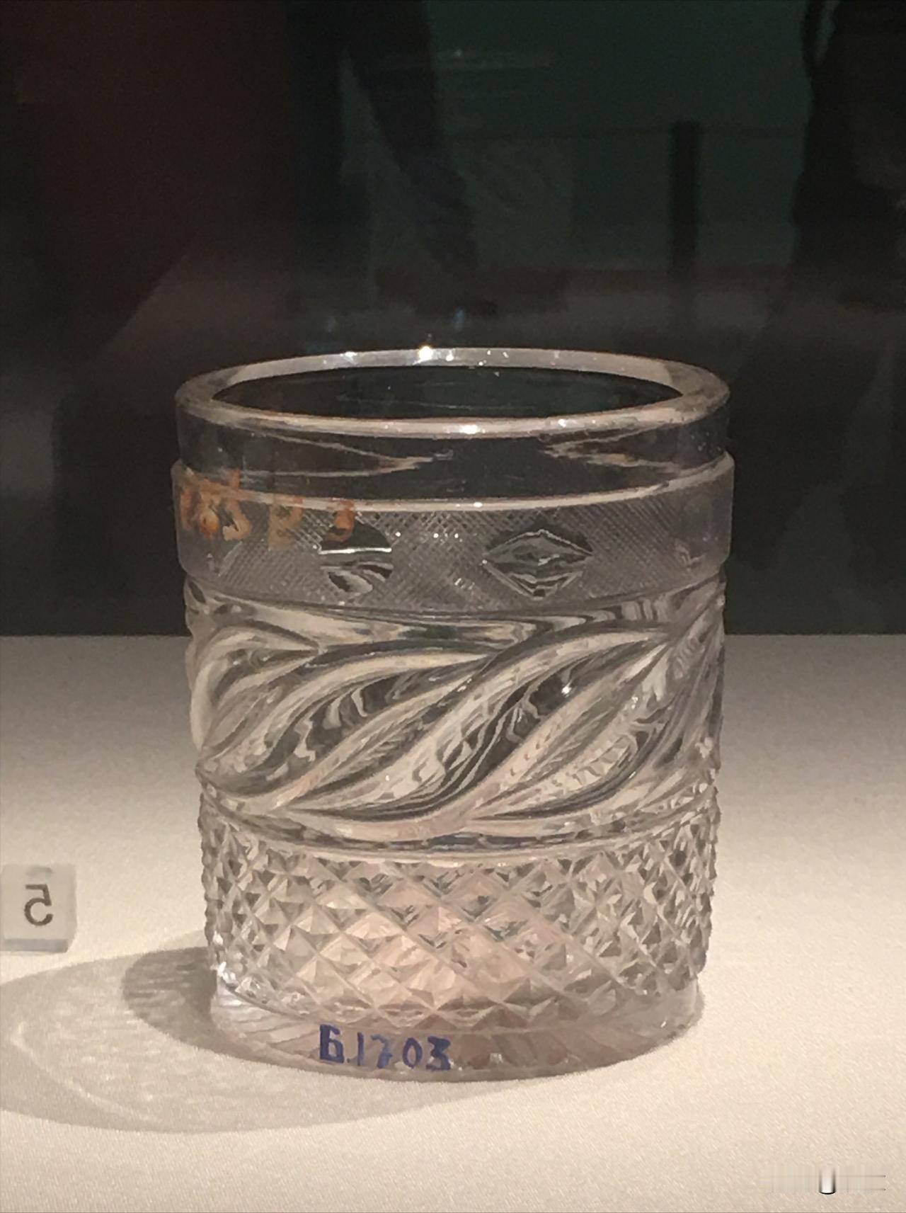 都是水晶的，第一个是杯子，第二个是笔筒。

第一个是水晶酒杯，它的主人是俄国公主