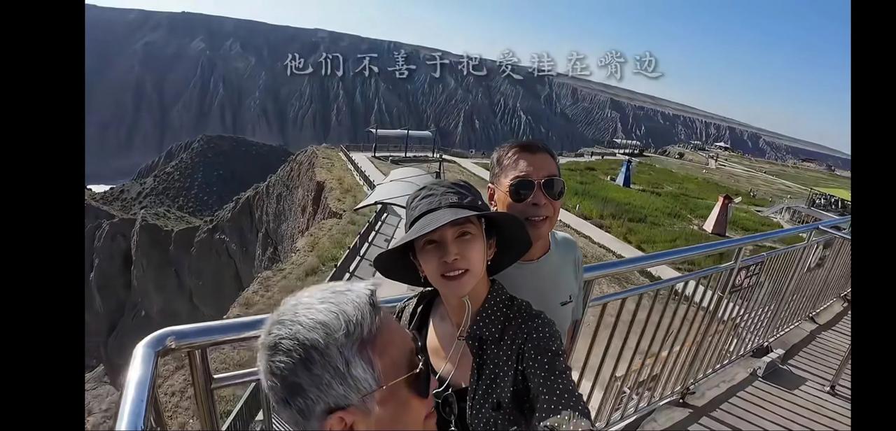 李冰冰带着父母去旅行，虽然如今不怎么拍戏了，但也能腾出时间陪家人了，真好。
