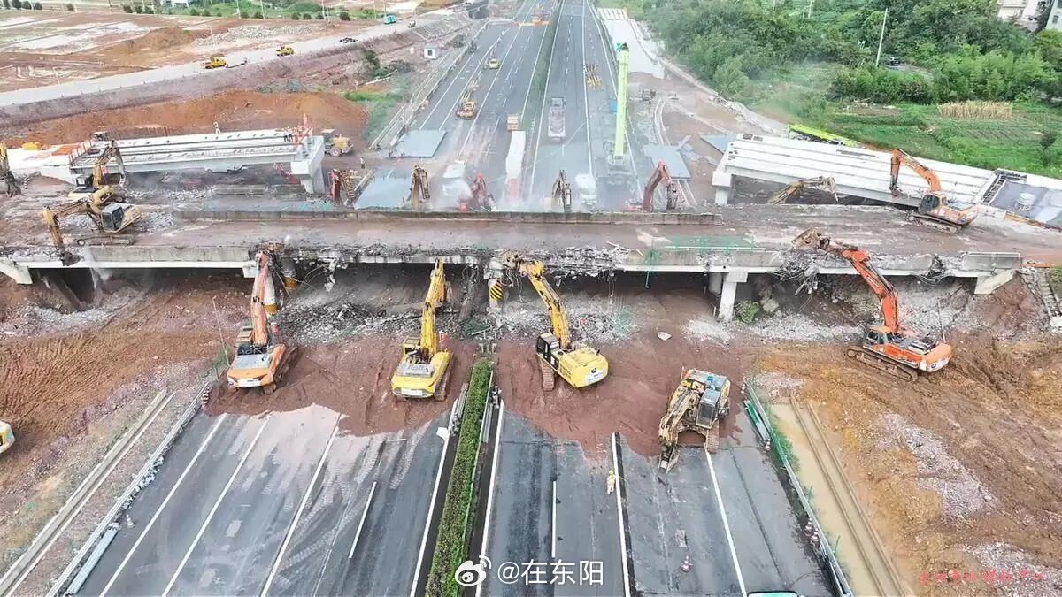 东阳身边事 8月15日上午8点，甬金高速东阳互通施工现场一派忙碌景象，十余台挖机