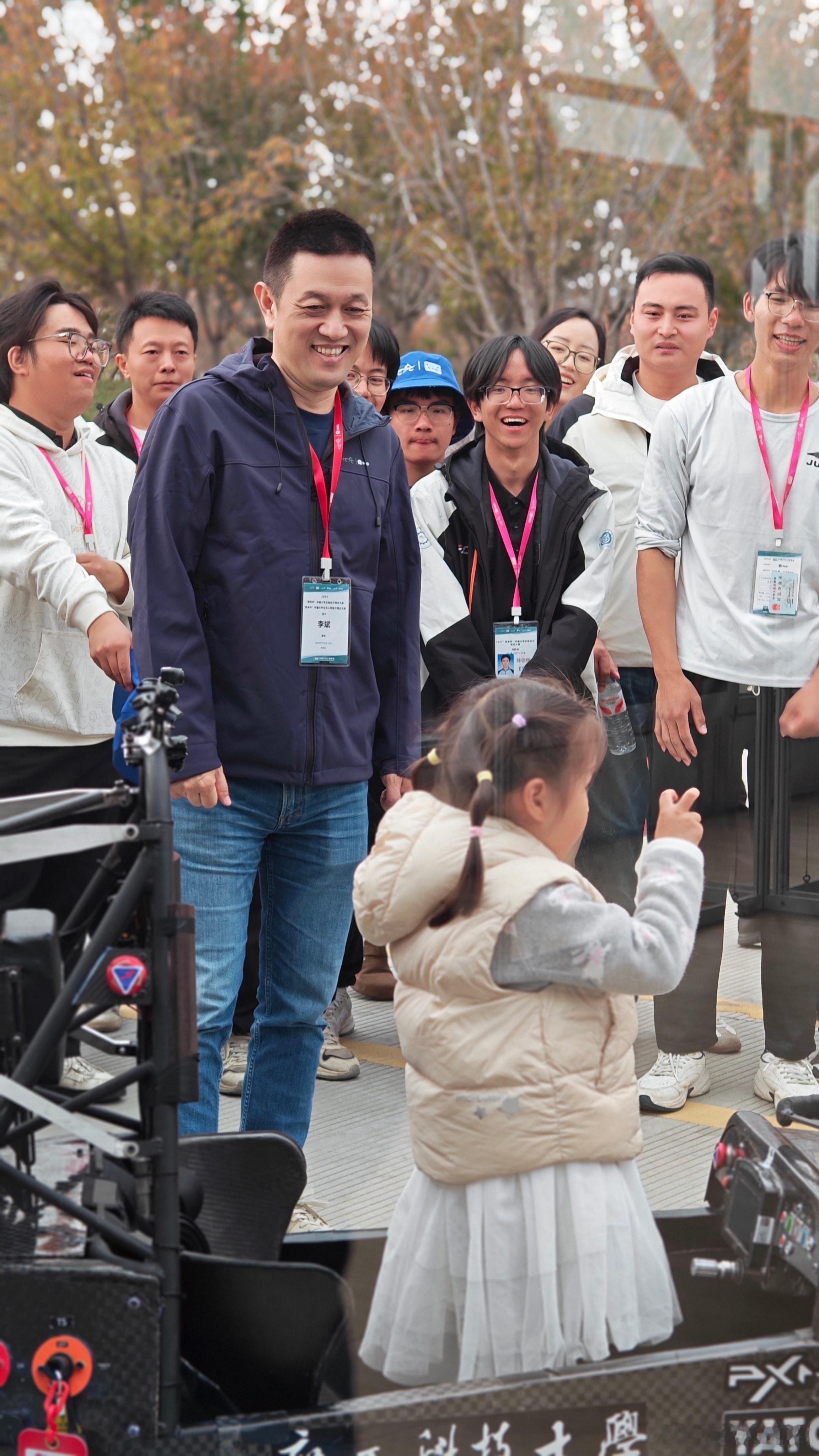 我猜那一刻，李斌一定想到了自己的孩子。中国大学生电动方程式大赛现场。