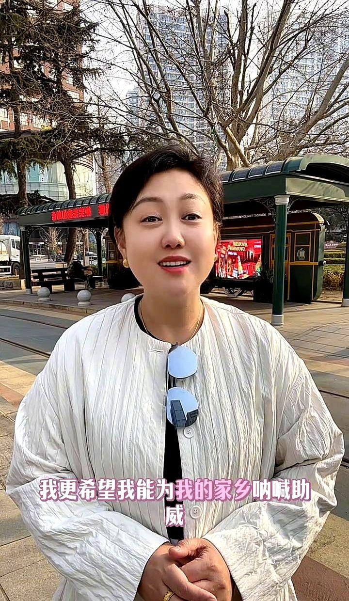 央视新剧《好好的时光》里，一个配角居然抢了主角风头！

梅婷身边演同事张红的，正