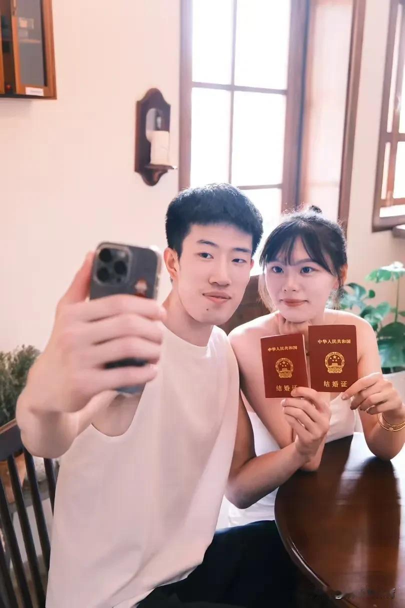 先成家后立业，中国男排接应温子华领证结婚。难怪世联赛发挥不佳，原来是有人生大事要