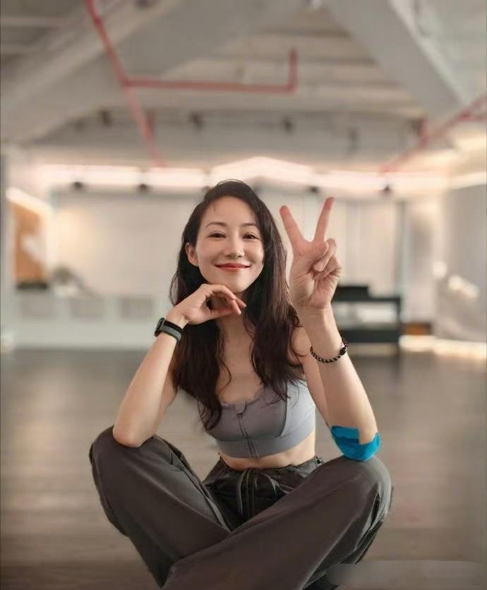 韩雪的看起来并不胖，但她肚子上的肉却让人有些惊讶。 ​​​