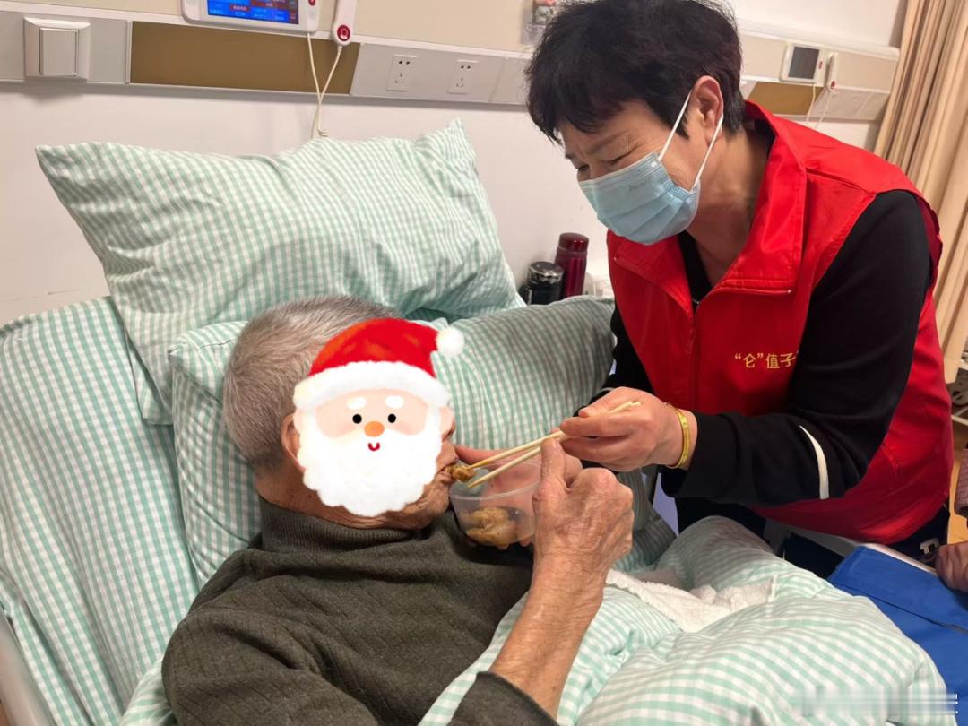 宁波志愿者用美食治愈舒缓疗护病区老人烟火气暖肠胃，家常味抚人心。宁波北仑的志愿者