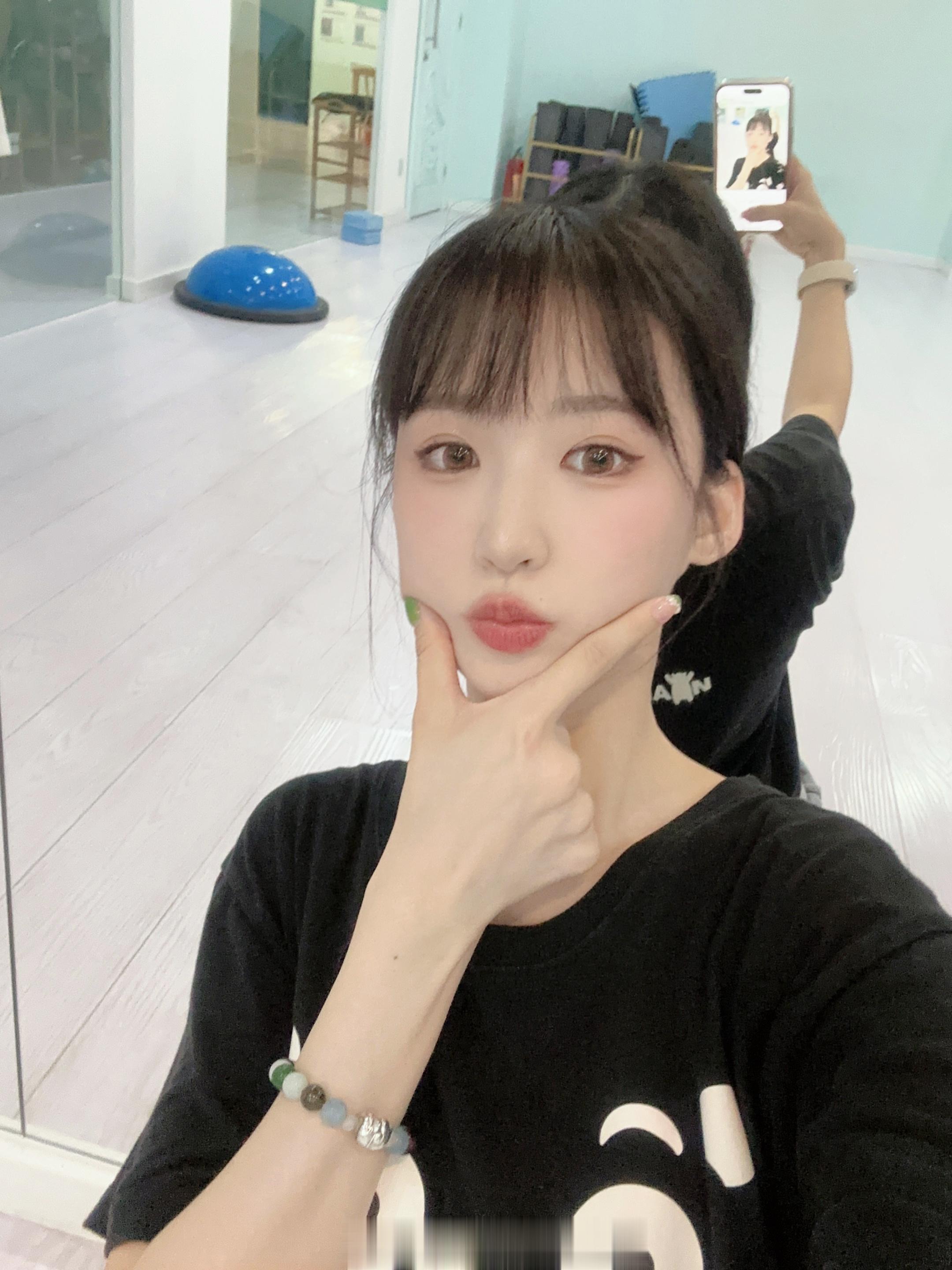 好久没去舞房啦！！！！就是练宅舞膝盖还是会痛T T多养养！！ ​​​