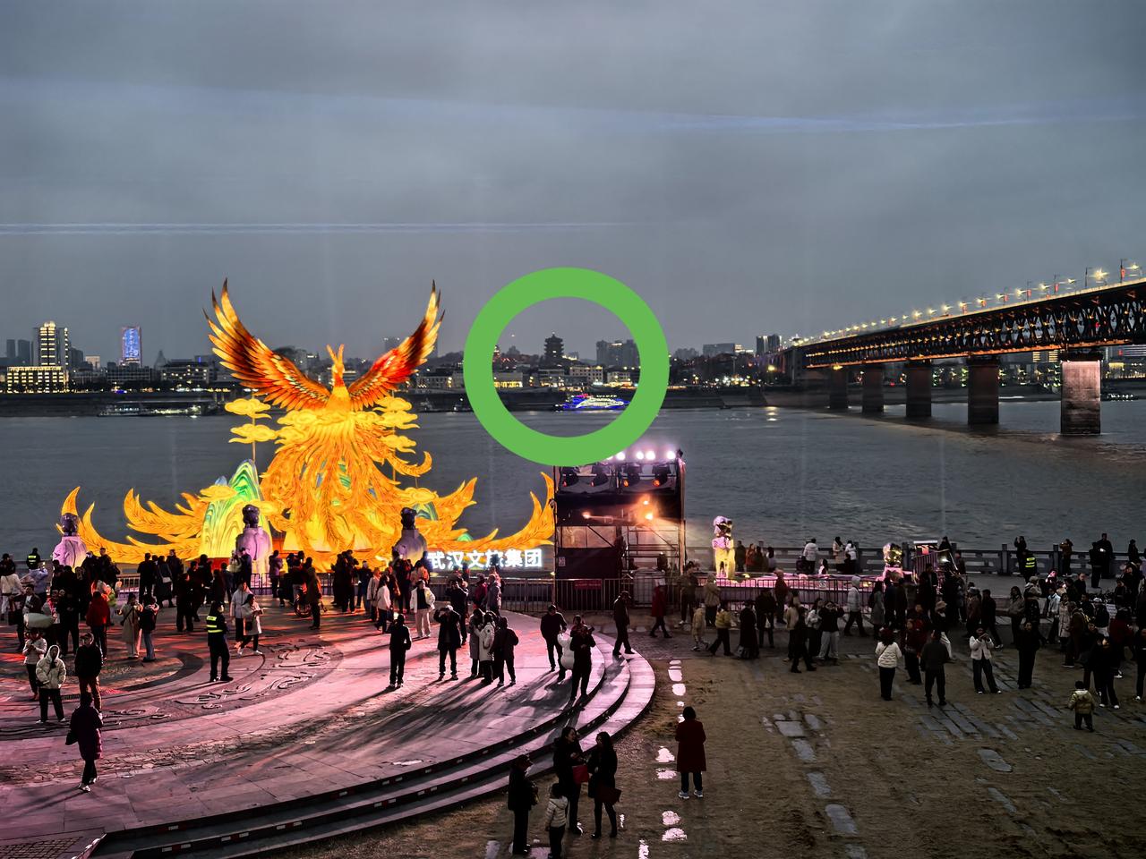 黄鹤楼，你就缺这一点电费吗？
大过年的，也舍不得早点开灯，也真服了你们！

晚上