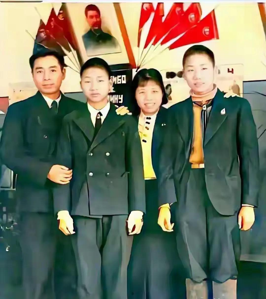 周总理夫妇与两个孩子的合影，你知道这两个孩子是谁吗？这张珍贵的照片让人对满门忠烈