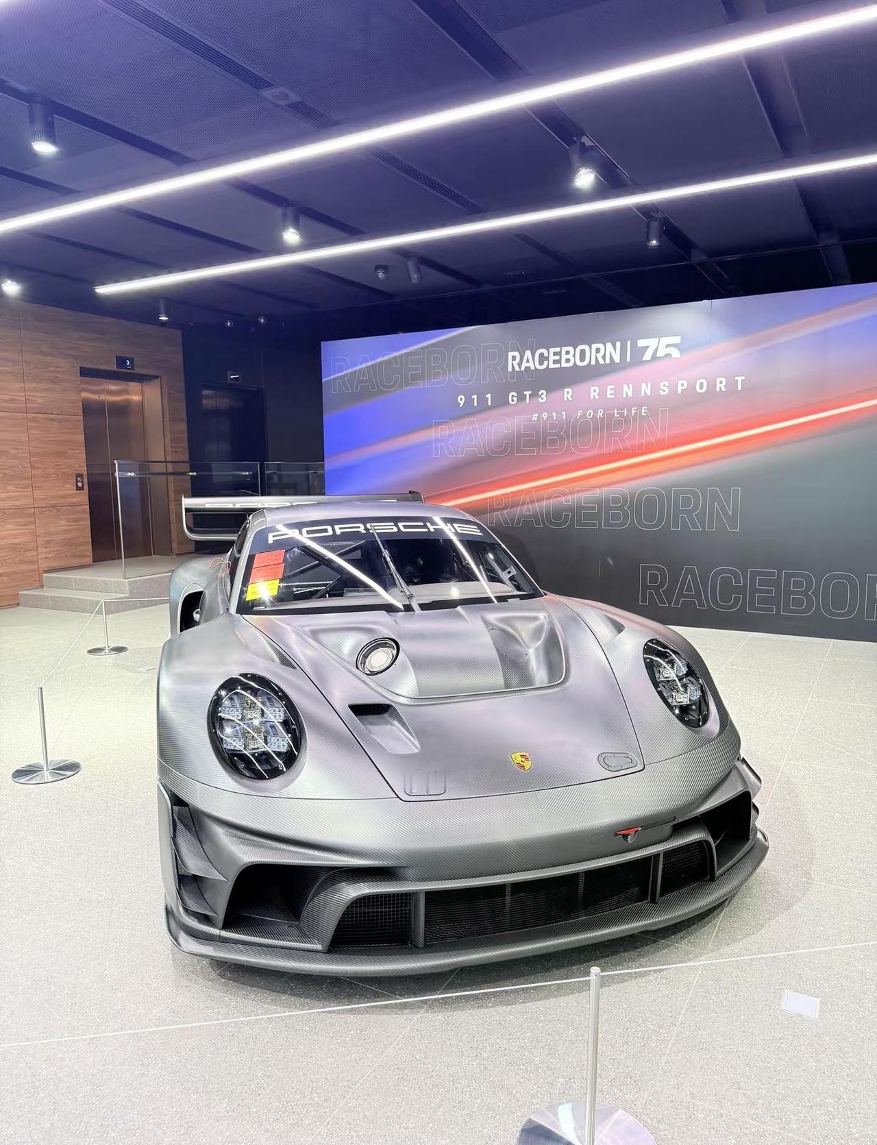 在香港街头偶遇一台全球限量仅 77 部的赛道终极巨作 Porsche 911 G