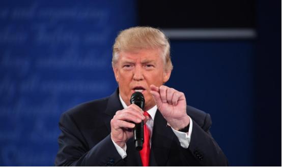 特朗普被自己蠢死的！
 
要说中美之间这场打了好些年的贸易战，得从 2018 年