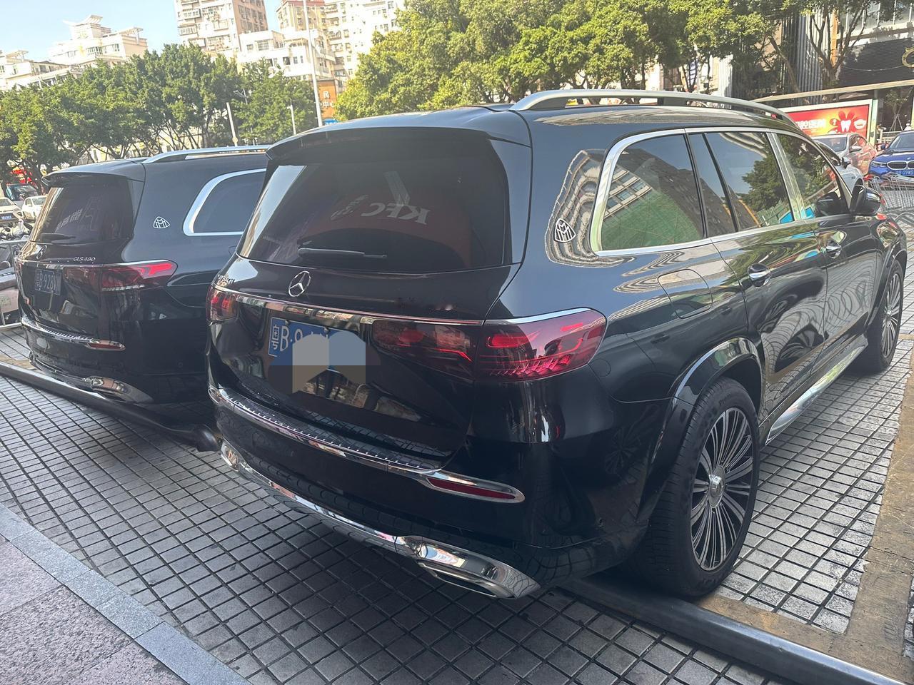 都说生意不好做，但是该赚钱的老板还是依然赚钱，老板的车停在楼下就是一种身份和排面