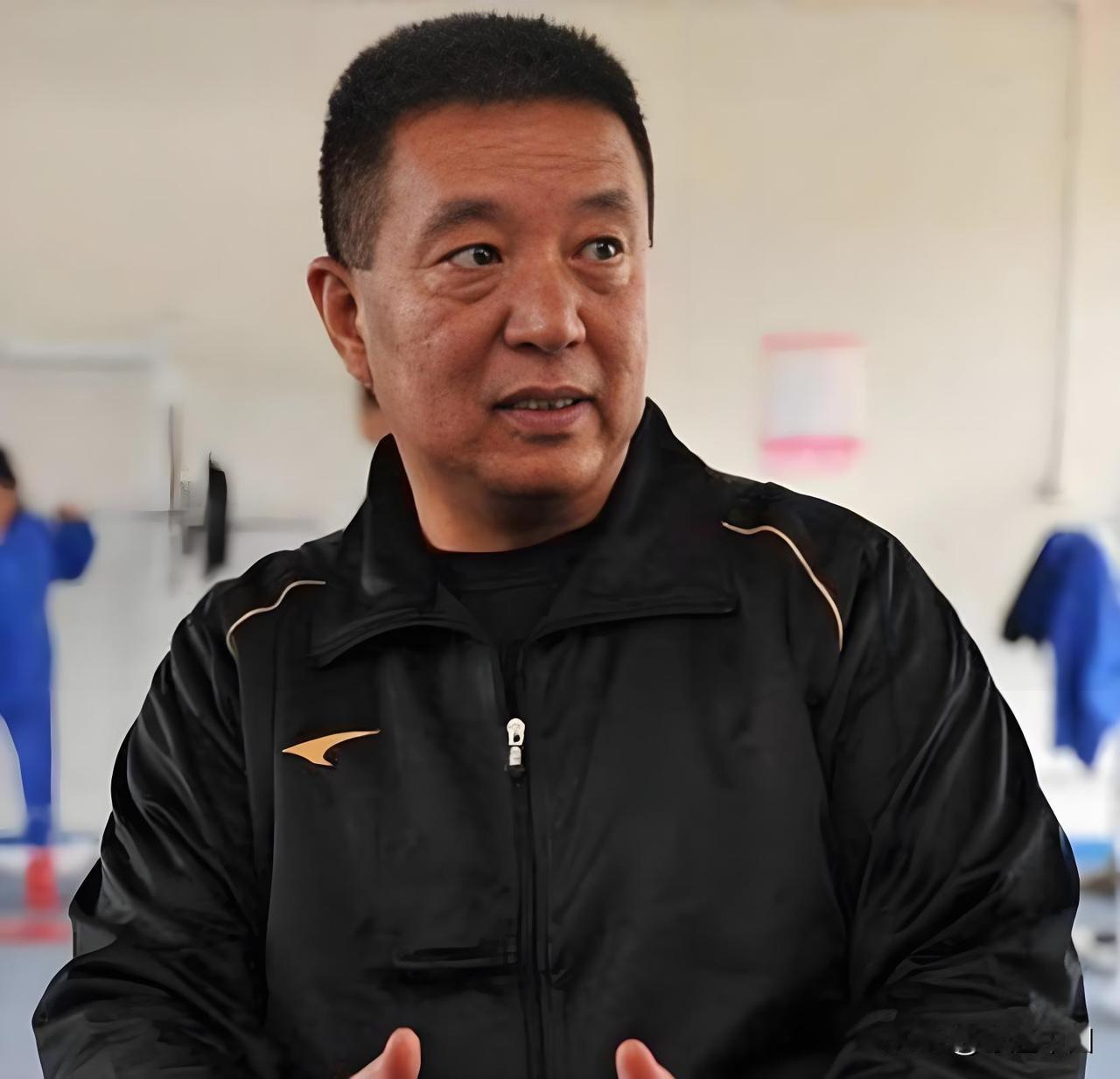 路建人从小就不爱说话，性格内向得让人难以想象他后来会成为在球场上大声指挥防线的门
