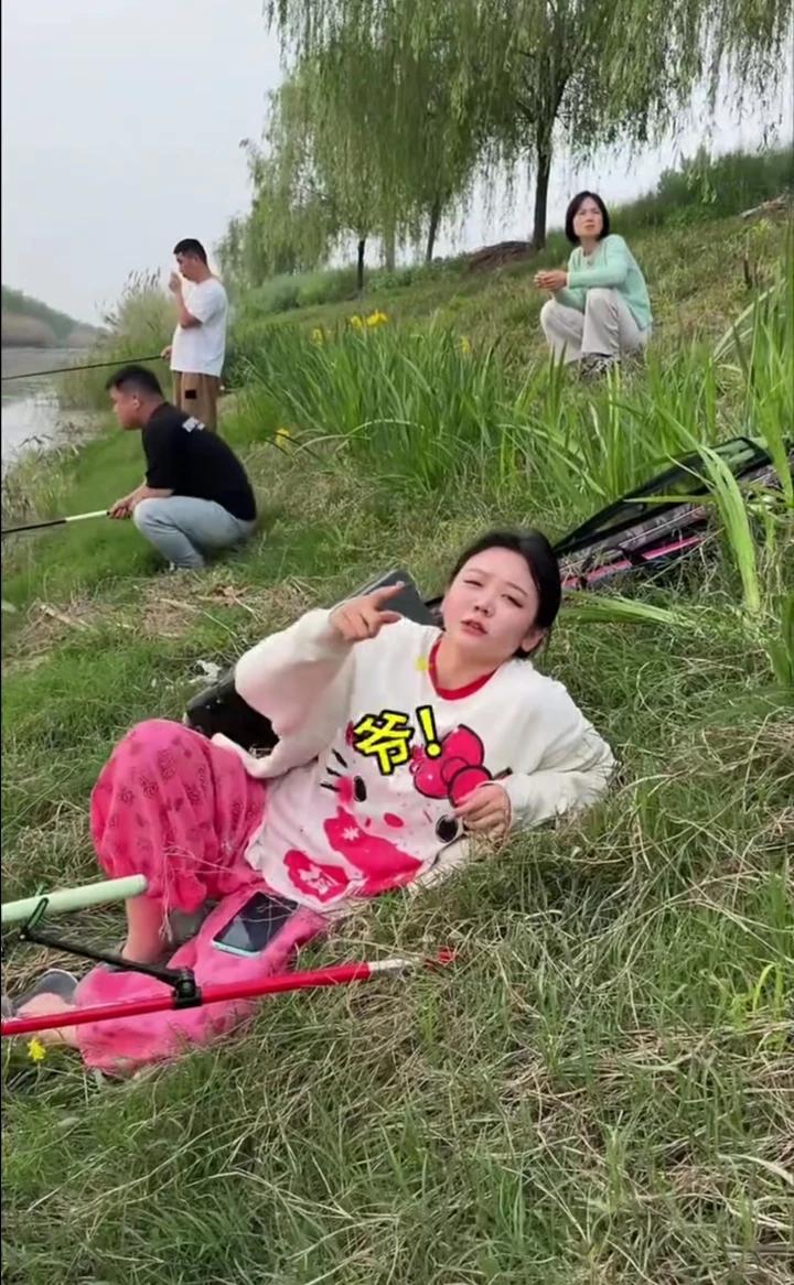 可忙？一日清闲一日仙。一竿一线一包烟，调漂挂饵露个尖。我两眼一瞪坐一天，天之中就