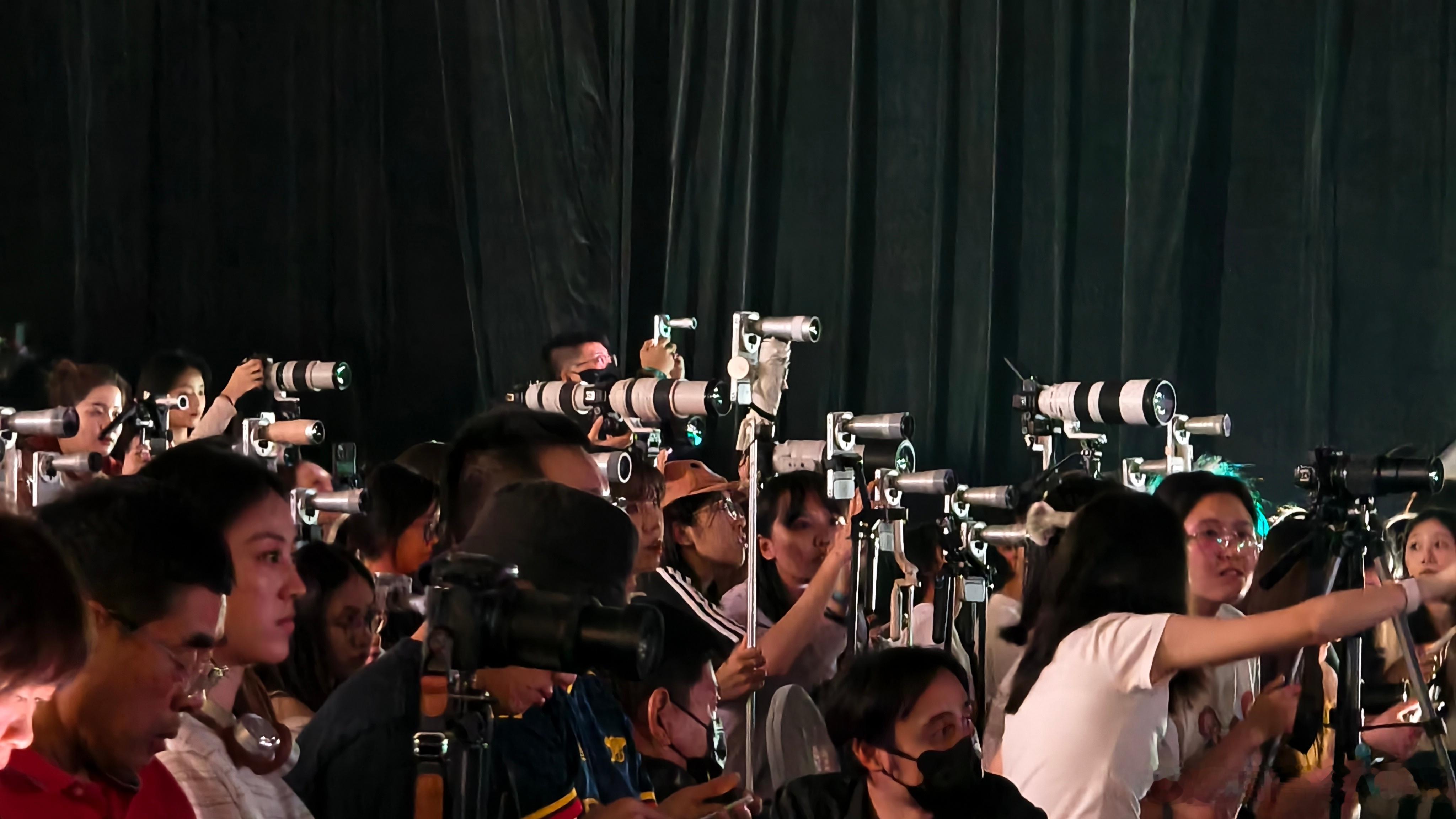 来看田曦薇vivo X300U➕增距镜的比例已经超过长枪大炮们了 ​​​
