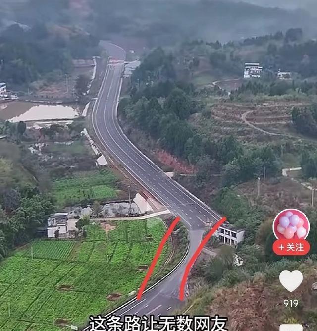 这路修得真离谱，明明旁边有空地能绕开钉子户，非要硬刚，结果把大路修成“肠梗阻”。