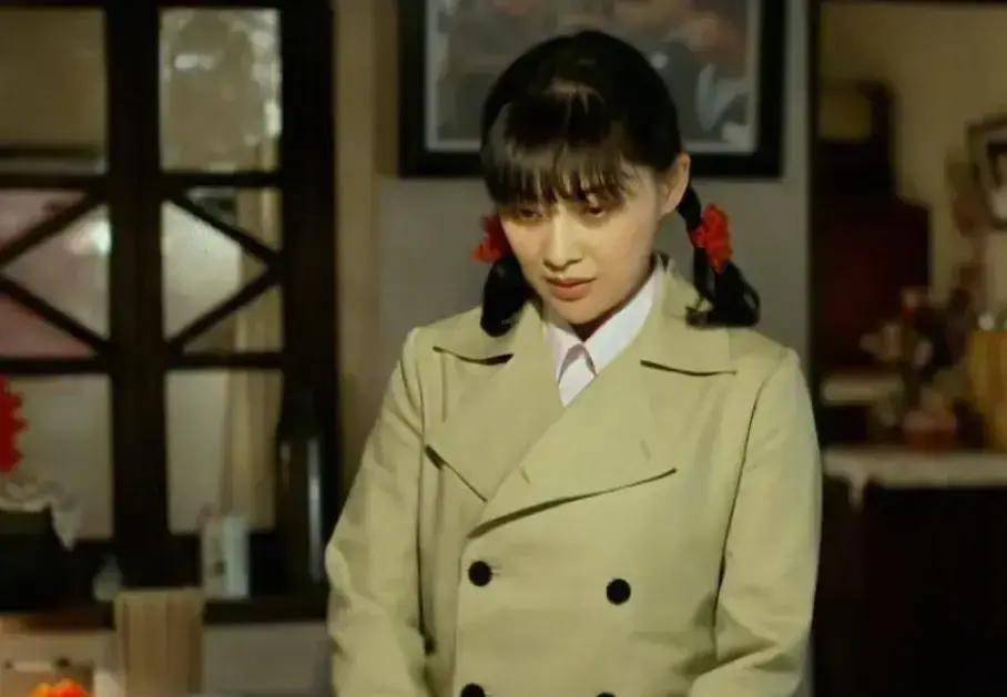 江德福新婚夜被安杰按在洗脸盆前，一脸懵地搓脚。
海岛军营里，他原本一盆水从头洗到