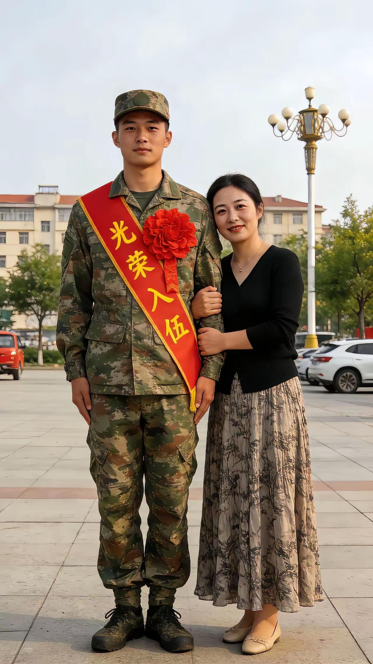 儿子参军入伍，做妈妈的依依不舍！
这张照片拍的真好，年轻的母亲养育了一个优秀的儿