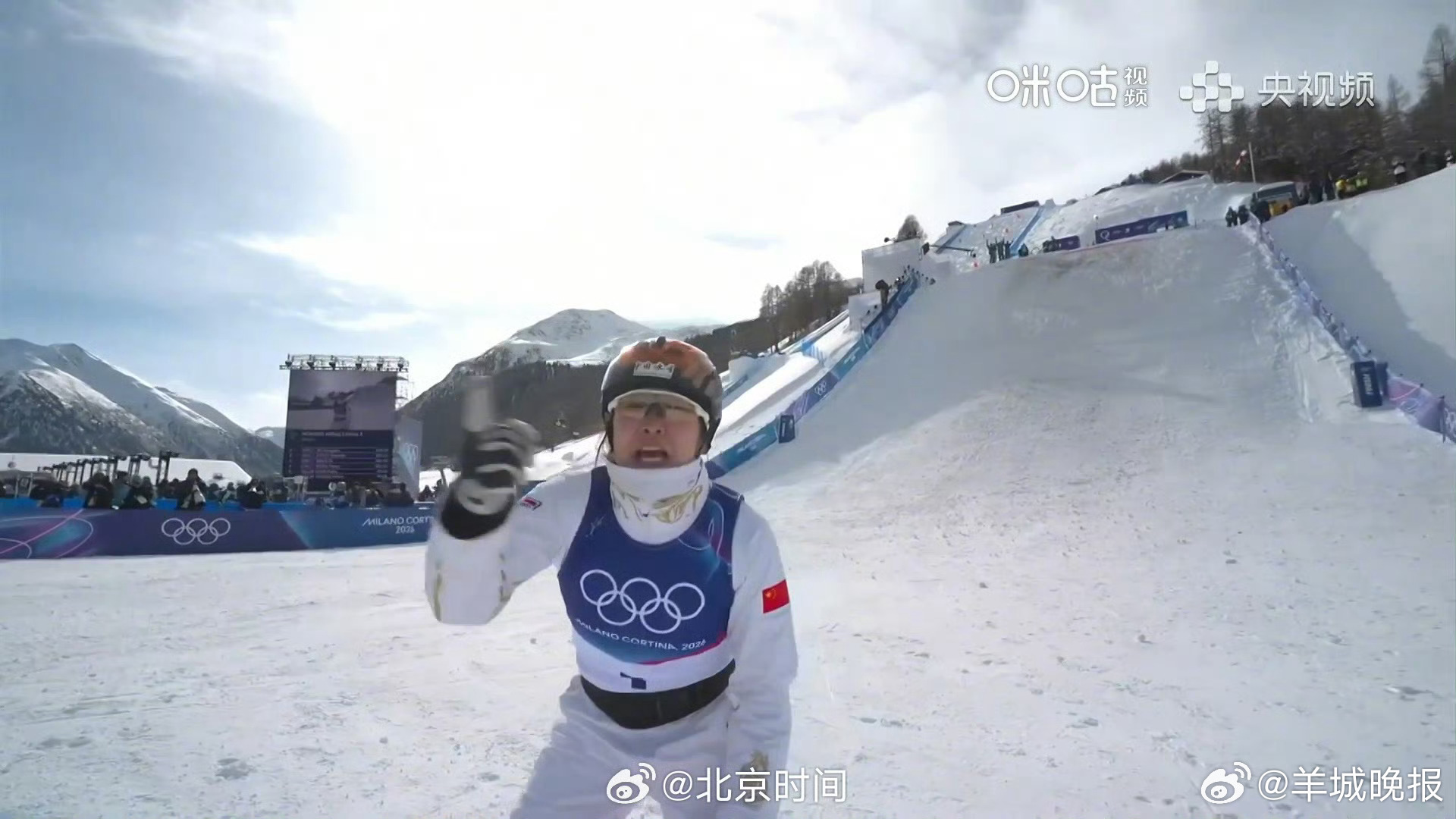 【#中国队连拿2金#】苏翊鸣以完美表现夺得米兰冬奥会坡障技巧金牌，站上最高领奖台
