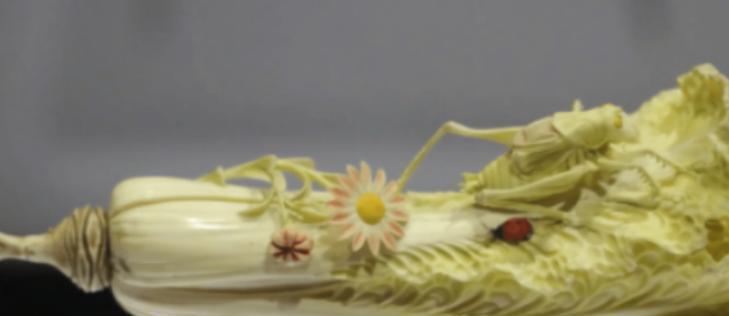 1995年，河南一个收废品的老头在大街上收废品时，被一个农妇吆喝到家里。在农妇收