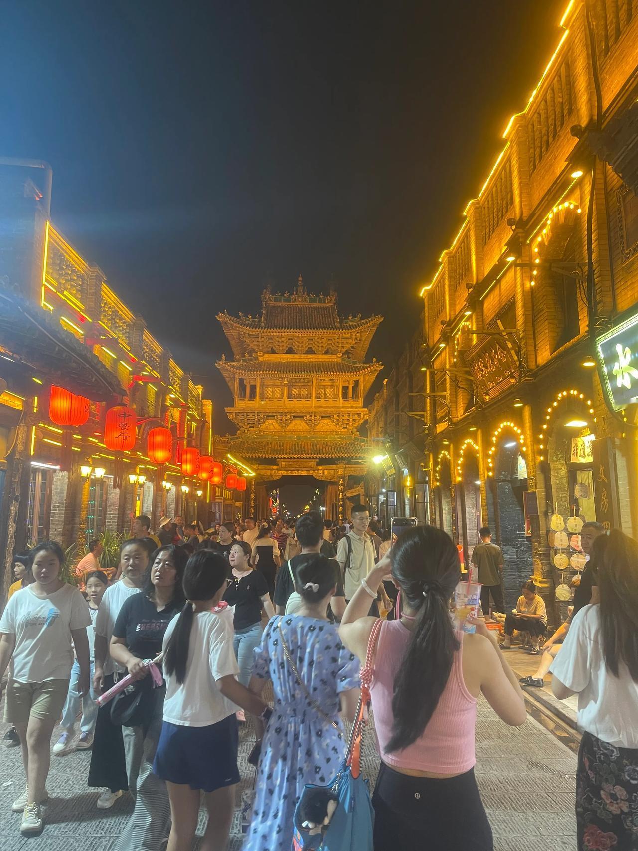 这几天在山西，感觉经济还是非常火，特别是旅游消费，没有想象的那么差，该吃吃，该花