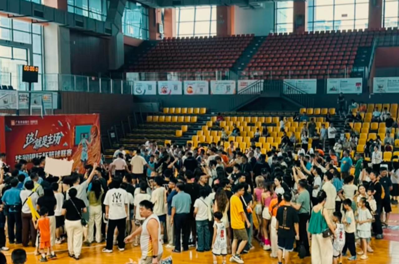 徐杰在广东的人气真不是盖的！休赛期现身东莞篮球赛，被球迷围得水泄不通，保安里三层