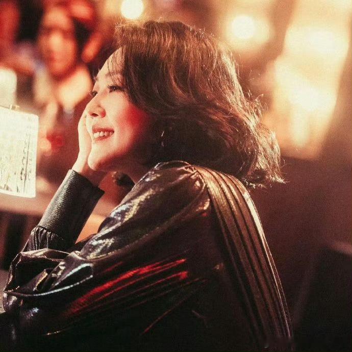 小S 出演动力火车新MV剧照公开 #小S出演动力火车新MV# ​ ​​​ ​​​