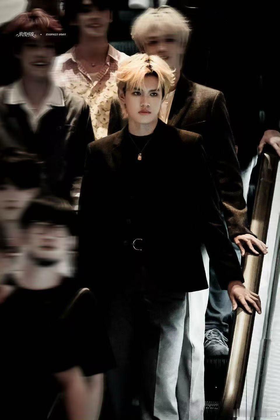 张极自评帅的人默不作声 他一出现，就把整个场景的氛围都改变了。金发在阳光下闪着光