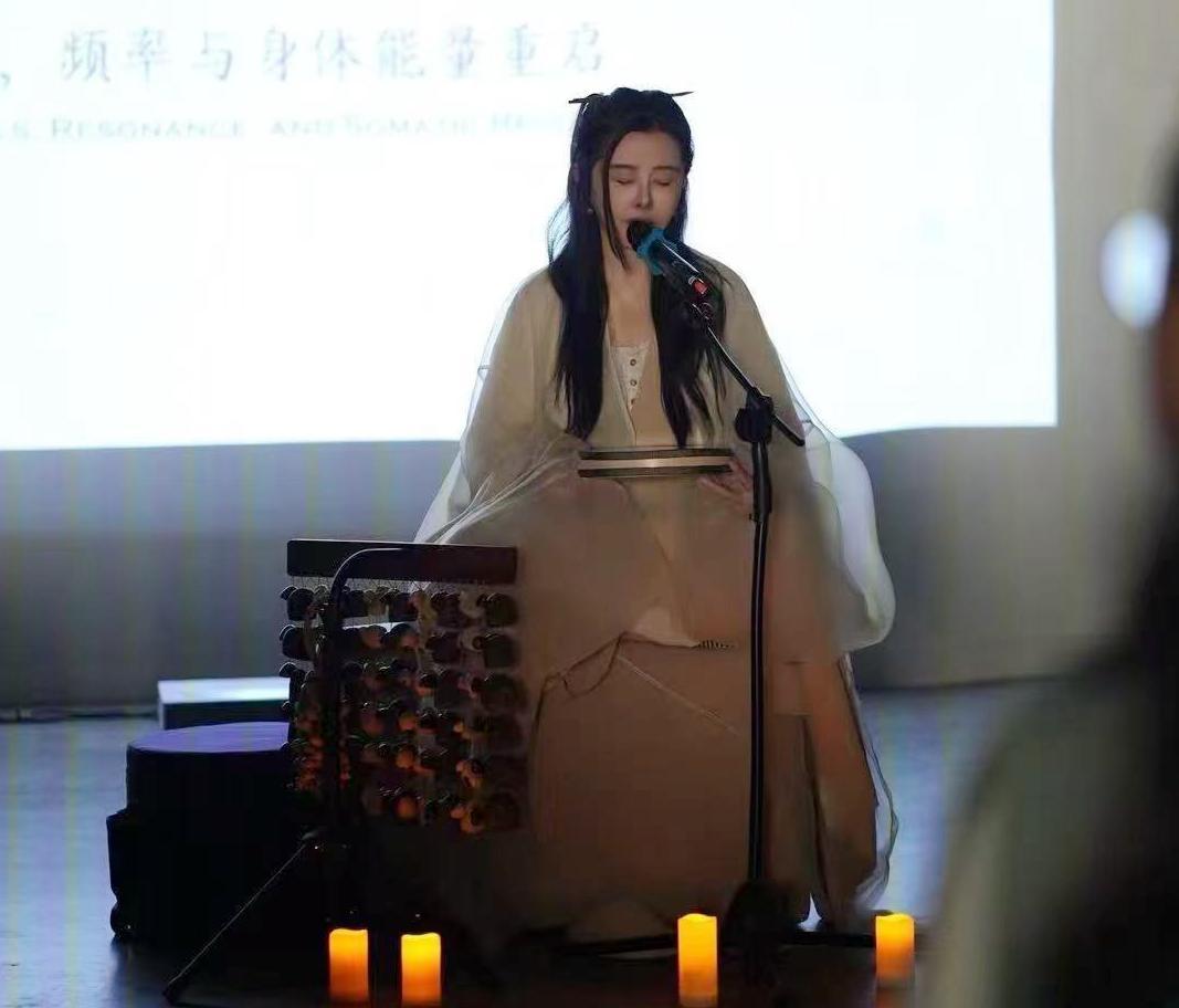 59岁的王祖贤重现当年小倩装扮。
真没想到59岁的王祖贤，还能够回应当年小倩的状