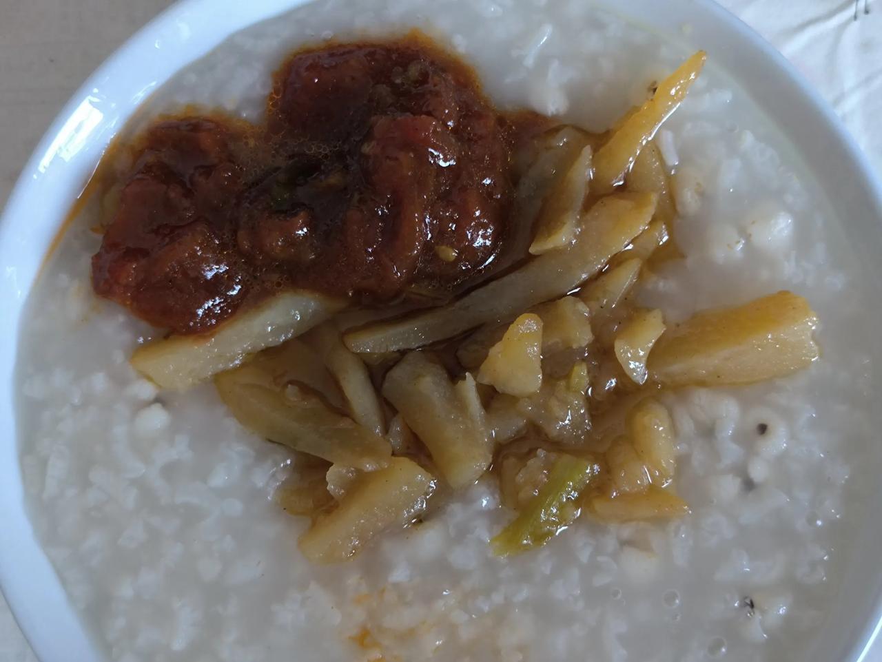 #秋日三餐打卡# 早上吃一个粽子，鸡蛋，中午喝粥，晚上喝粥