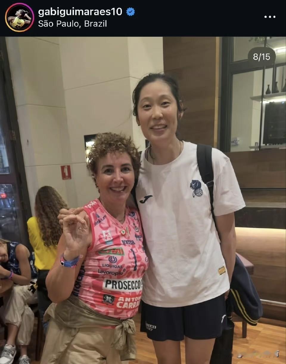 原来加比的妈妈也是朱婷的忠实粉丝啊！这是前几天在巴西举办的世俱杯，加比的妈妈也是