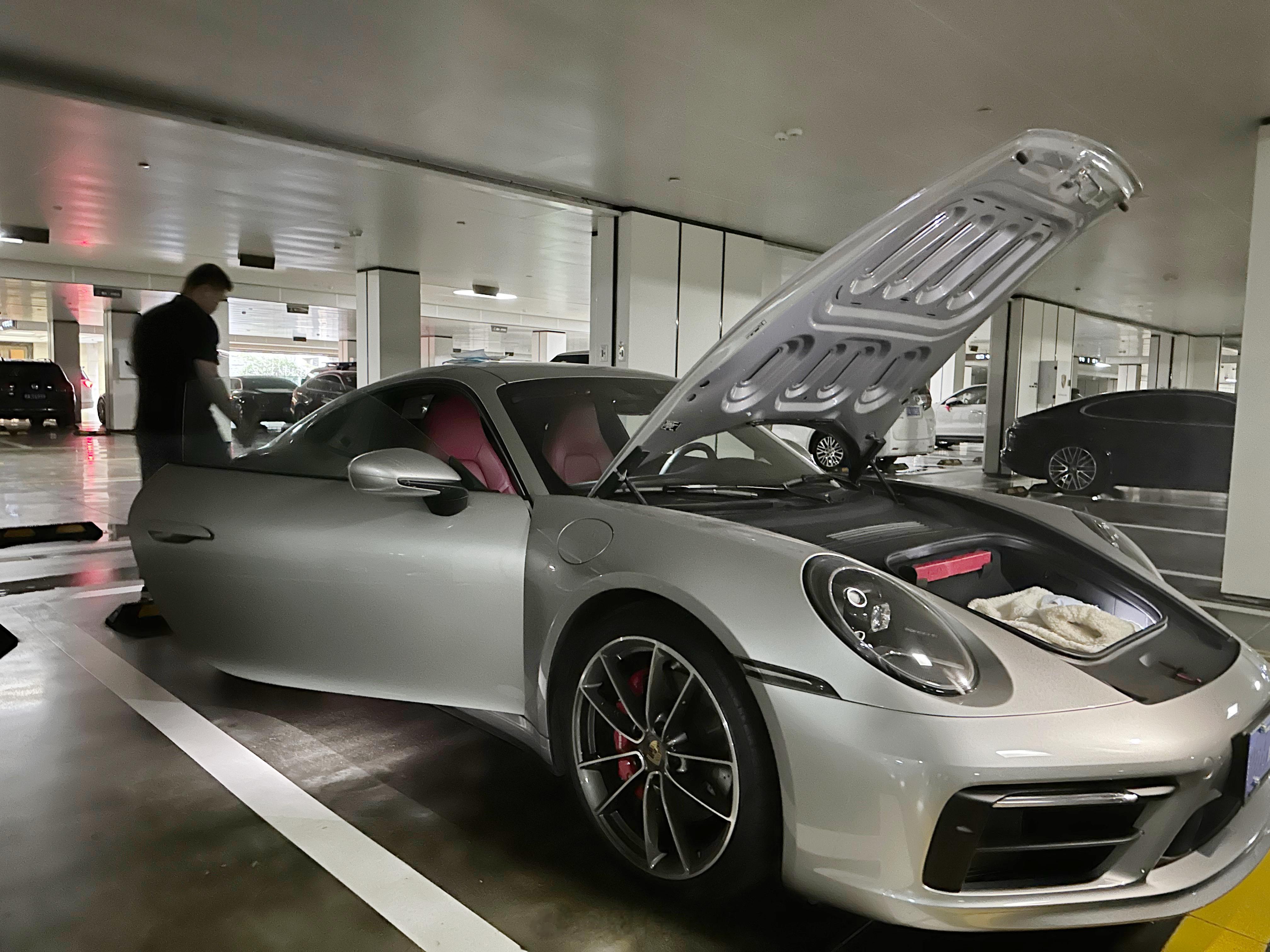 保时捷 911 Carrera S GT银 准新车这台车21年7月上牌，仅行驶5