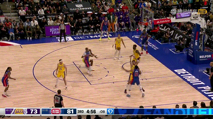 在今天湖人客场挑战活塞的比赛中，发生了让人瞠目结舌的一幕。当时比赛进行到了第三节