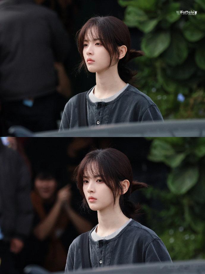 杨超越 代拍爆改站哥 原来代拍认真起来这么绝！杨超越的路透图氛围感拉满，破碎感和