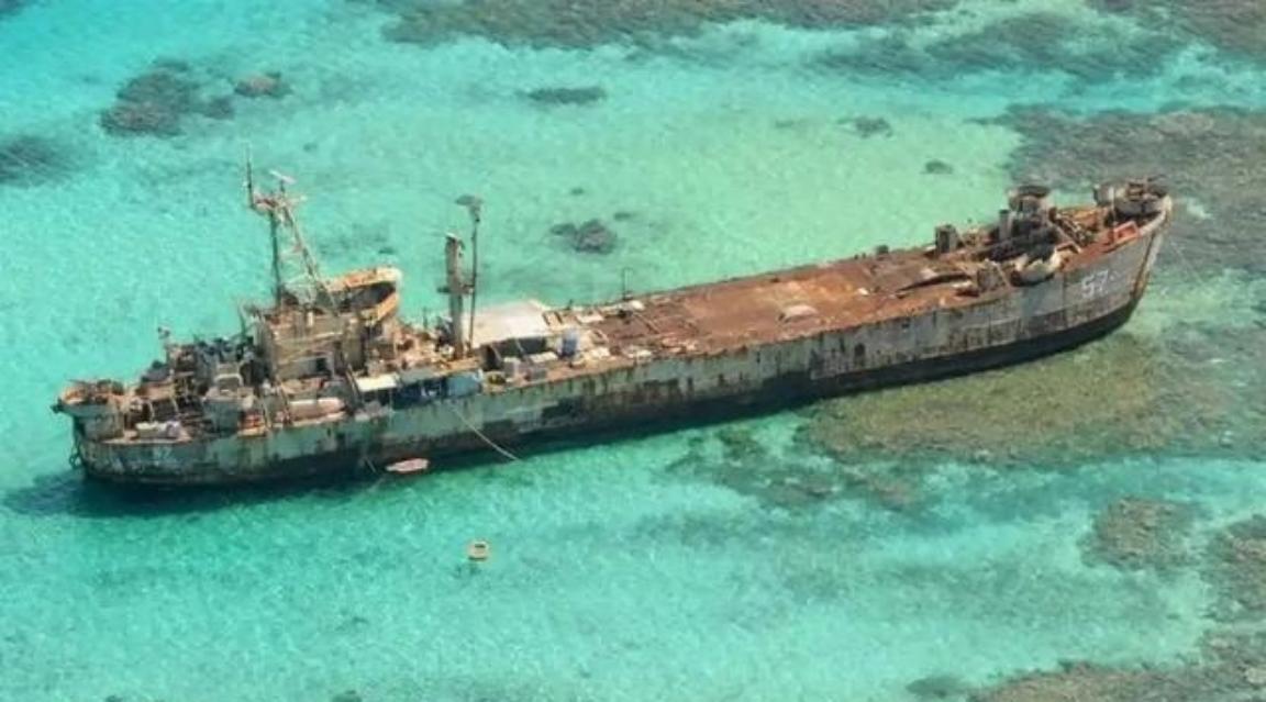 赖在中国仁爱礁9000多天的菲律宾军舰，估计是不可能拖走了！这艘搁浅在仁爱礁的菲