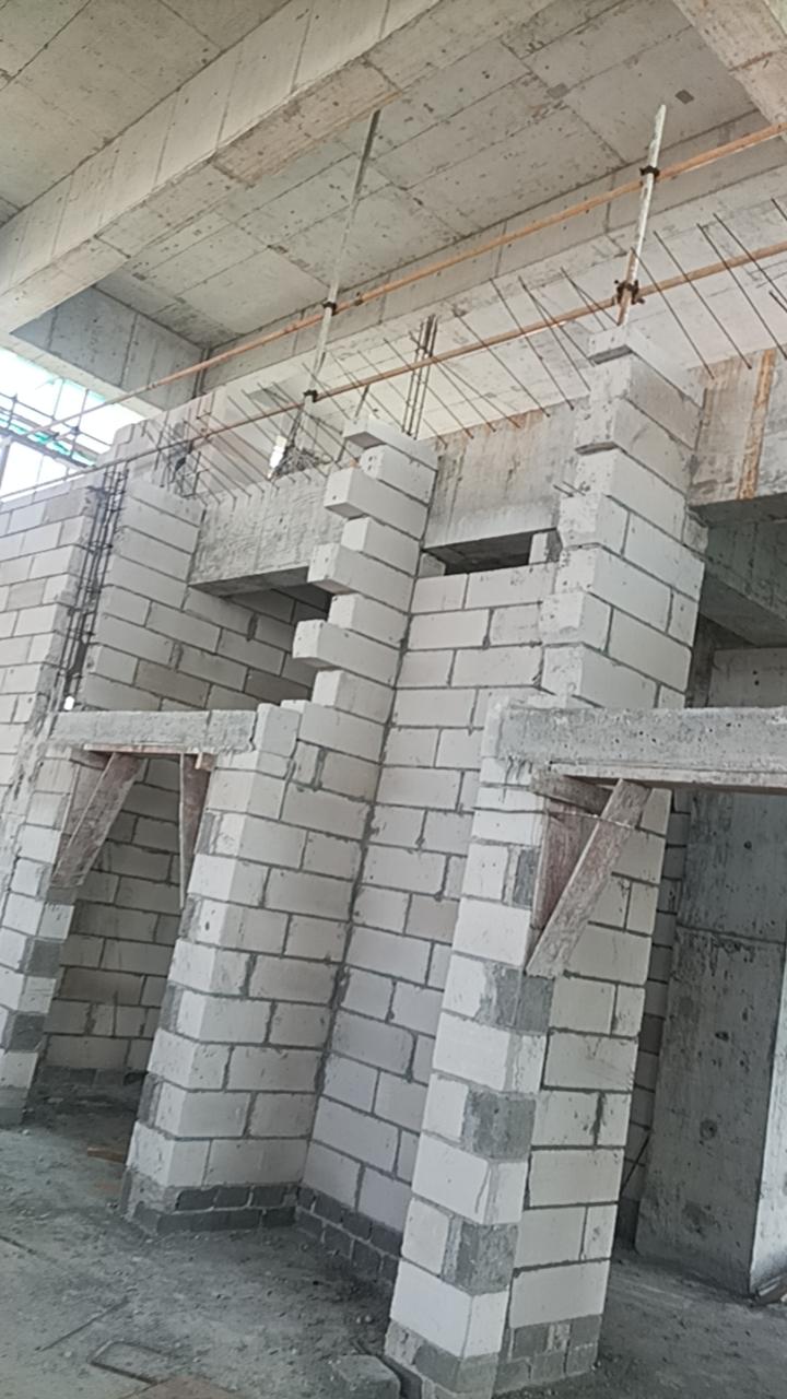 我老乡以前在建筑工地上干小工，但是他有一个不好的习惯，干一个月左右只要有几千块钱