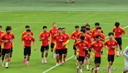 苏超南通队今晚踩场训练，副队长、叶道驰、程鑫、文俊秀均在列。队员的眼神中充满了专