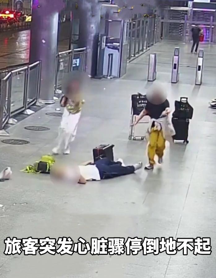 破防了！民警跪地拼命救人，家属双手为他把警帽戴好。

一个救人，一个回戴警帽，短