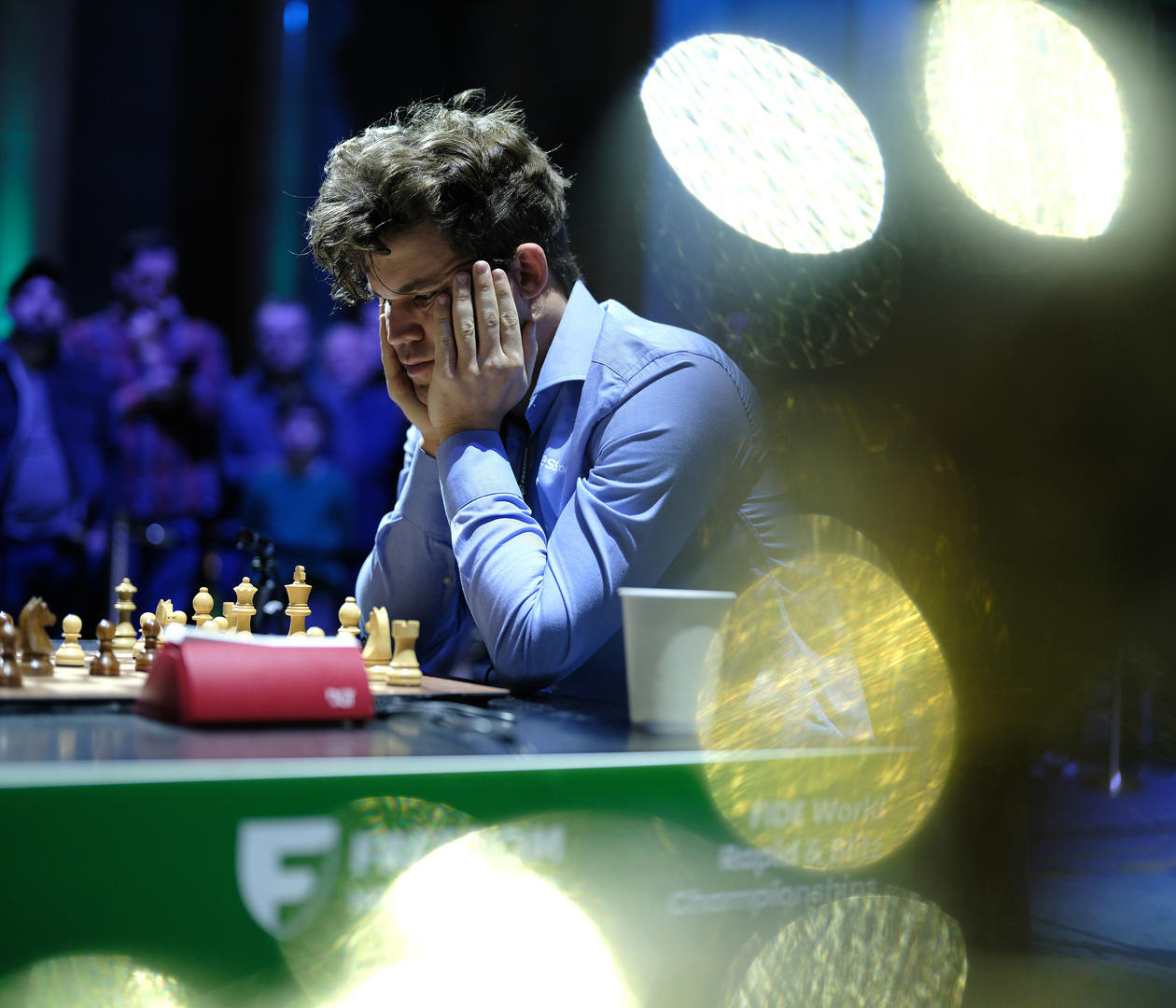 【“世界”逼和世界冠军​：#国际象棋大师与14万网友对弈46天#，战成平局】#国