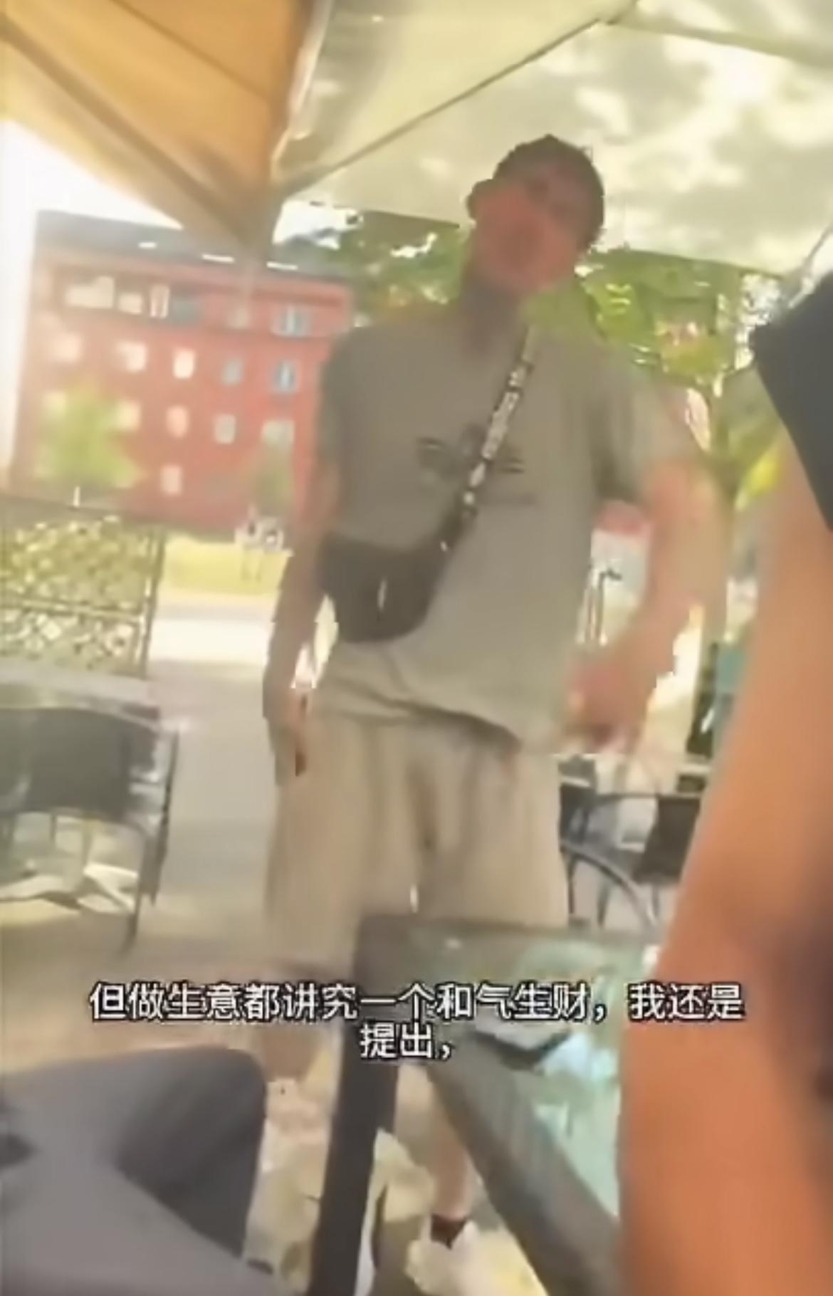 德国人在中餐厅想吃霸王餐，三个德国男子吃完饭之后想逃单，被店主拦住了，刚开始，他