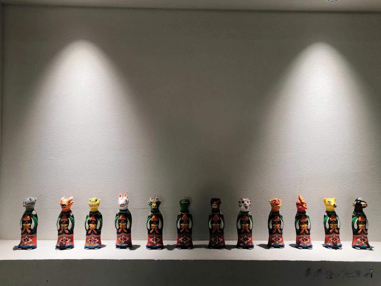 人类存在的意义，就在于在黑暗中点亮一盏灯，照亮自己与他人的前行之路。