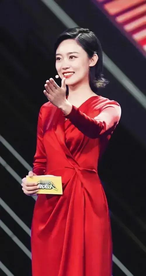 她，清澈、自然、美丽，讲话语气温和，眼里放射着柔和光芒，给观众亲切和力感，是央视