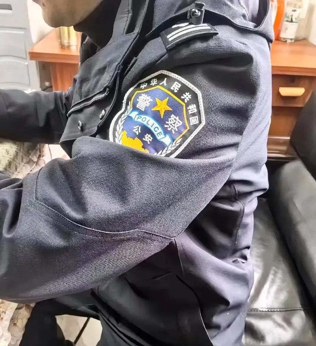 网络上出现的新警服试用装，应该是春秋执勤服，看面料采用了速干弹力面料，有风帽，从