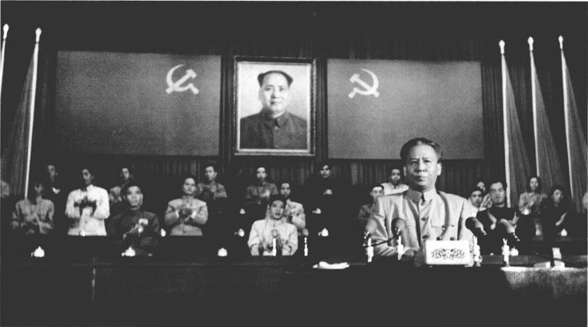 1953年6月，刘少奇代表中共中央在中国新民主主义青年团第二次全国代表大会上致词