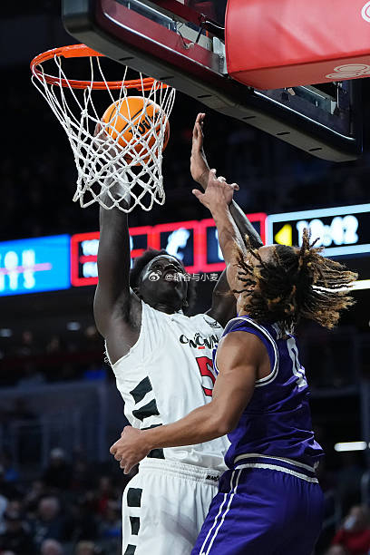 辛辛那提大学以76比58战胜了塔尔顿州立大学。辛辛那提大学的先发大二中锋穆斯塔法