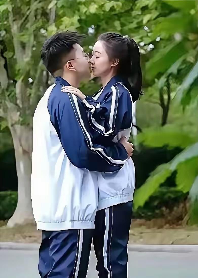 一位高中的老师吐槽，班上的一对男女同学早恋了，也把他们双方的父母亲都叫来开会了，