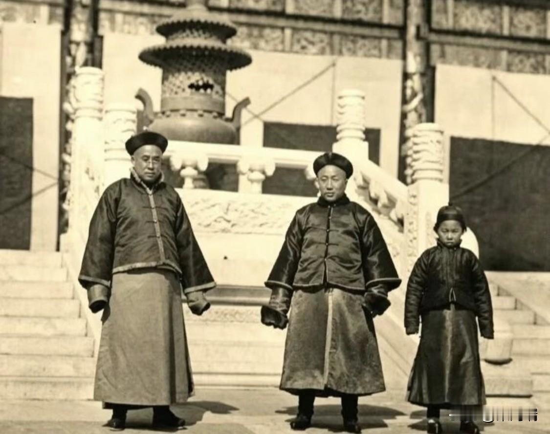 照片展示的是1902年，​河北遵化清东陵，​菩陀峪定东陵，​慈禧陵大规模重修的工