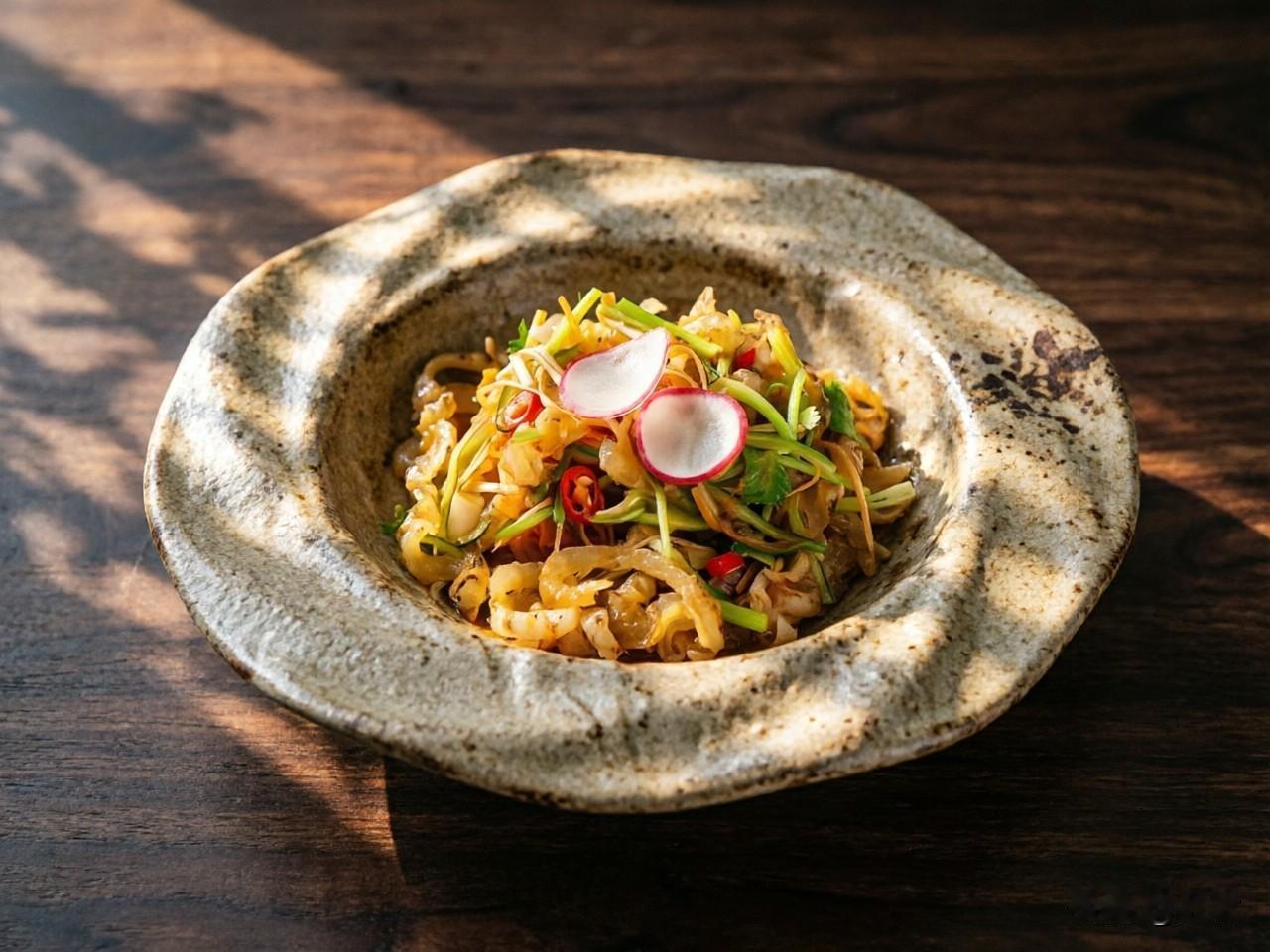 爽口鱼皮

【食材准备】

主料：鱼皮 200克（干鱼皮温水泡发4小时，切细条）